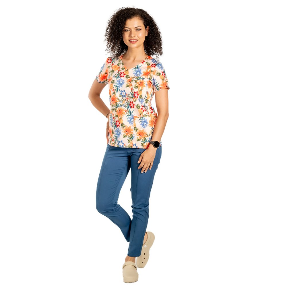 Fartuch medyczny z nadrukiem w kwiaty i trzema kieszeniami naszywanymi 