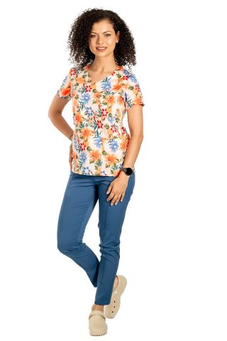 Fartuch medyczny z nadrukiem w kwiaty i trzema kieszeniami naszywanymi 