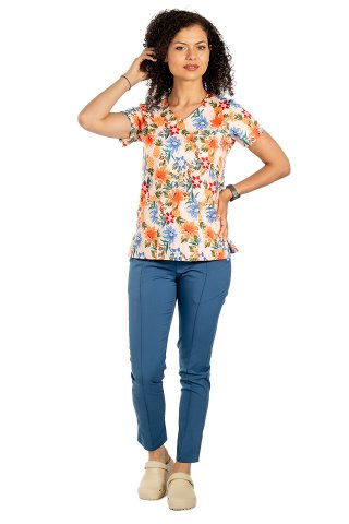 Fartuch medyczny z nadrukiem w kwiaty i trzema kieszeniami naszywanymi 