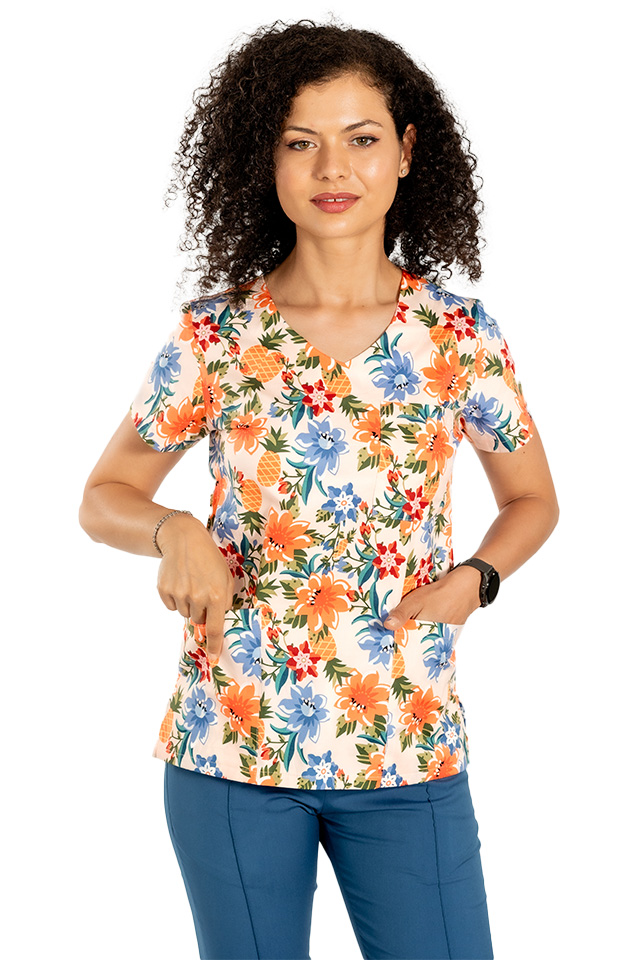 Fartuch medyczny z nadrukiem w kwiaty i trzema kieszeniami naszywanymi 