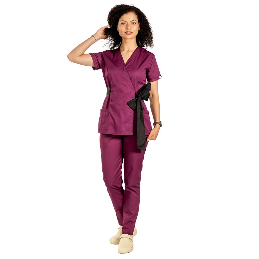 Kombinezon medyczny w kolorze wiśniowym z czarną lamówką, muszką i spodniami w kolorze wiśniowym Kombinezon medyczny w kolorze wiśniowym z czarną lamówką, muszką i spodniami w kolorze wiśniowym