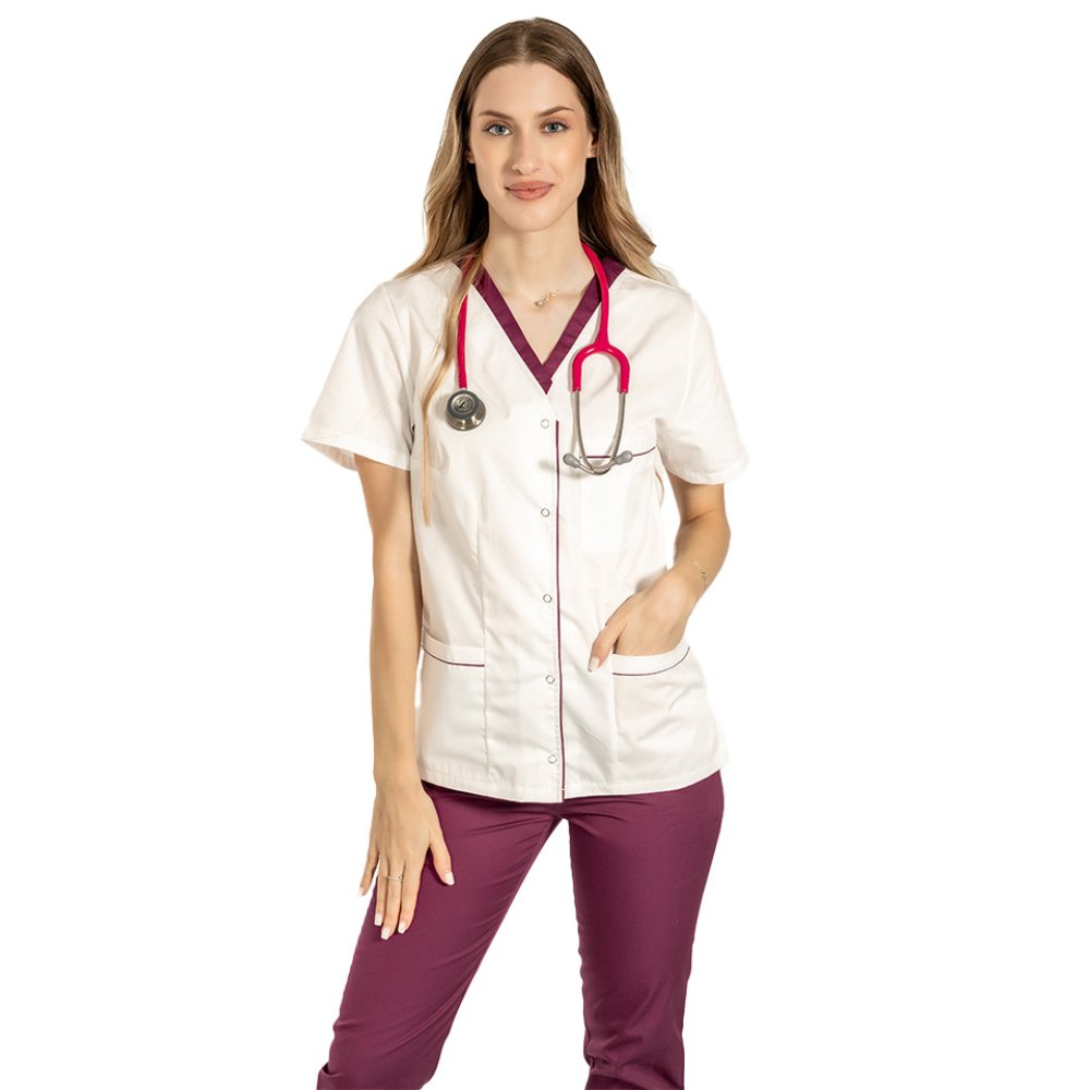 Kombinezon medyczny z elastanem składający się z białej bluzki z lamówką wiśniową i elastycznych spodni wiśniowych Kombinezon medyczny z elastanem składający się z białej bluzki z lamówką wiśniową i elastycznych spodni wiśniowych