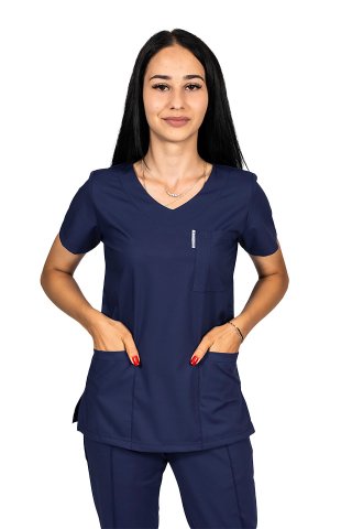 Granatowy kombinezon medyczny ze stretchem z bluzką z dekoltem w szpic i spodniami ze ściągaczem i gumką