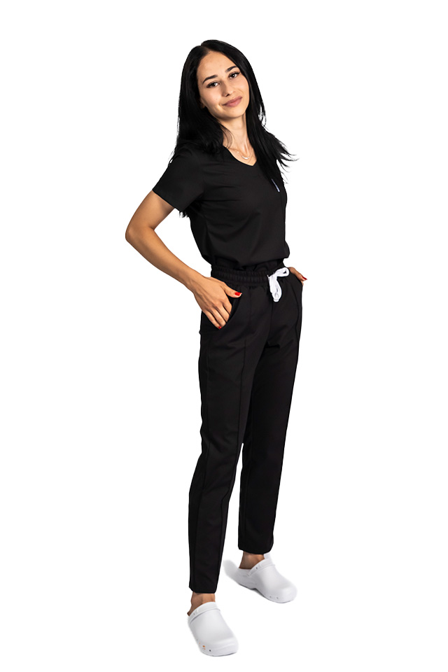 Czarny elastyczny kombinezon medyczny z bluzką z dekoltem w serek, ściągaczem i spodniami z elastycznej tkaniny