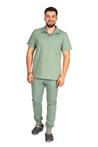 Męski, oliwkowy, elastyczny kombinezon medyczny polo z bluzką z dekoltem w serek i spodniami typu jogger, ze ściągaczem i gumką