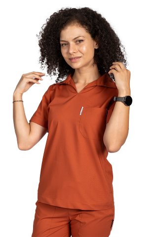 Karmelowy elastyczny kombinezon medyczny polo z bluzką z dekoltem w serek i spodniami typu jogger, ze ściągaczem i gumką