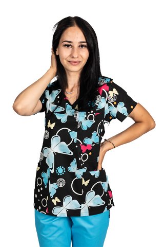 Czarny kombinezon medyczny z motylem, z bluzką z nadrukiem i spodniami na gumce
