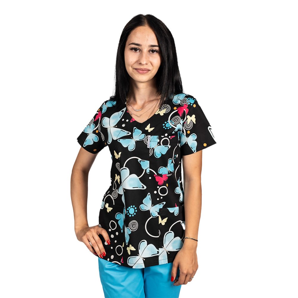 Czarny fartuch medyczny z nadrukiem motyli i trzema kieszeniami naszywanymi 