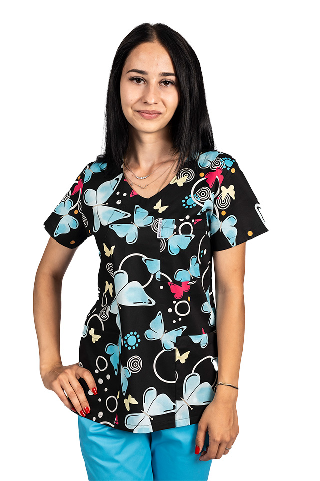 Czarny fartuch medyczny z nadrukiem motyli i trzema kieszeniami naszywanymi 