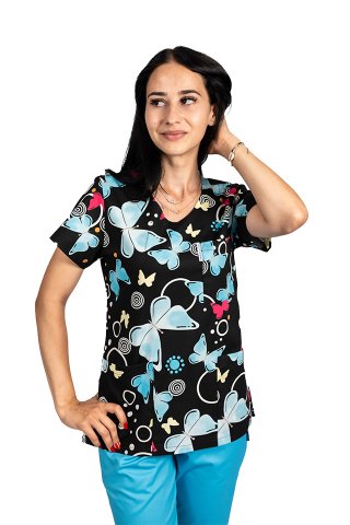 Czarny fartuch medyczny z nadrukiem motyli i trzema kieszeniami naszywanymi 