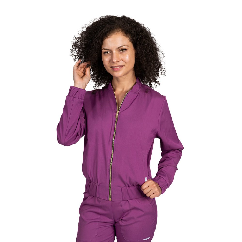 Kurtka medyczna elastyczna w kolorze magenta z dwiema kieszeniami naszywanymi i zamkiem błyskawicznym