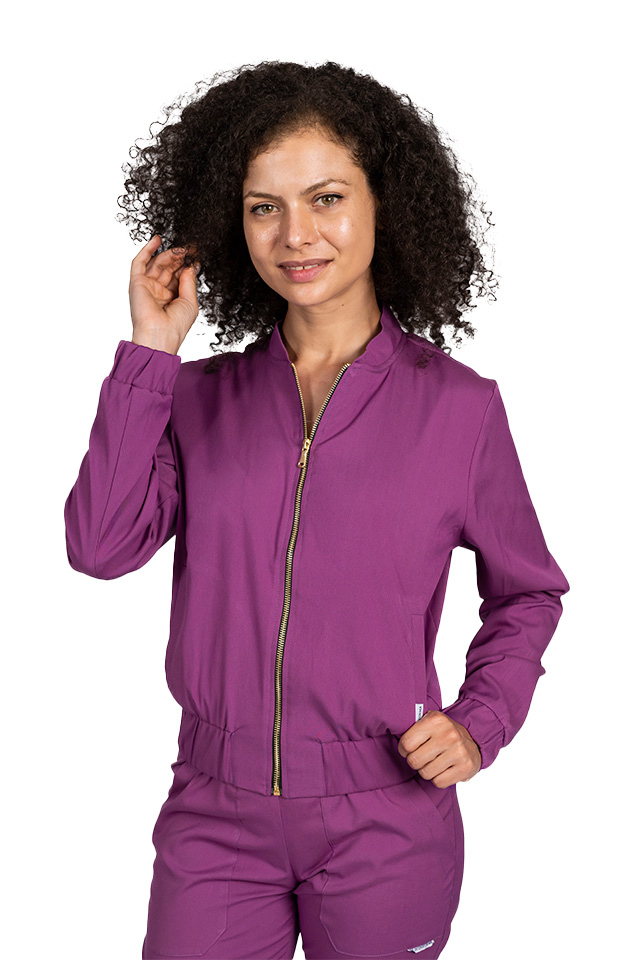 Kurtka medyczna elastyczna w kolorze magenta z dwiema kieszeniami naszywanymi i zamkiem błyskawicznym