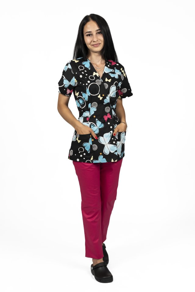 Czarny kimonowy kombinezon medyczny z motylem, z bluzką z nadrukiem i spodniami na gumce