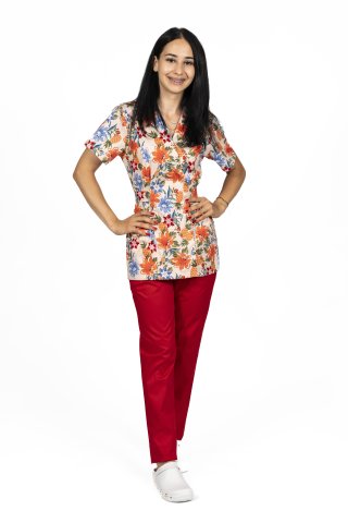 Kimono-kombinezon medyczny w kwiaty z bluzką z nadrukiem i spodniami na gumce
