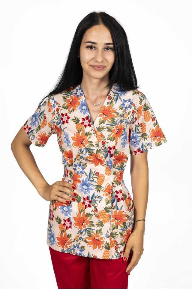 Fartuch medyczny kimono w kwiaty z dwiema kieszeniami naszywanymi