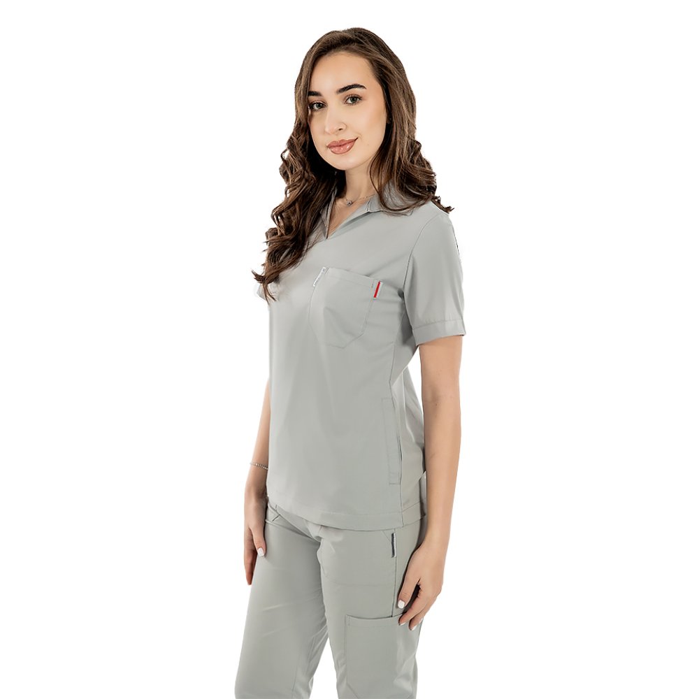 Szary, elastyczny kombinezon medyczny polo z bluzką z dekoltem w serek i spodniami typu jogger, ze ściągaczem i gumką