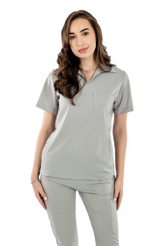 Szary, elastyczny kombinezon medyczny polo z bluzką z dekoltem w serek i spodniami typu jogger, ze ściągaczem i gumką