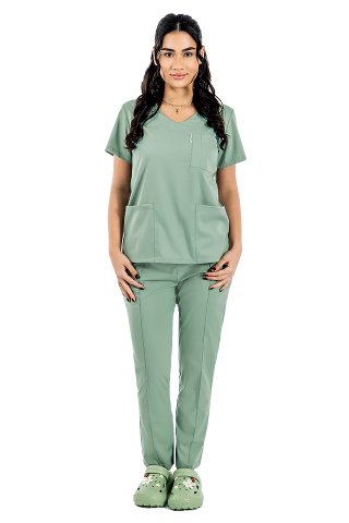 Kombinezon medyczny z elastycznego materiału w kolorze oliwkowym z bluzką z dekoltem w serek, ściągaczem i spodniami z elastycznej tkaniny