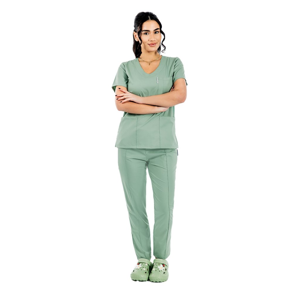Kombinezon medyczny z elastycznego materiału w kolorze oliwkowym z bluzką z dekoltem w serek, ściągaczem i spodniami z elastycznej tkaniny