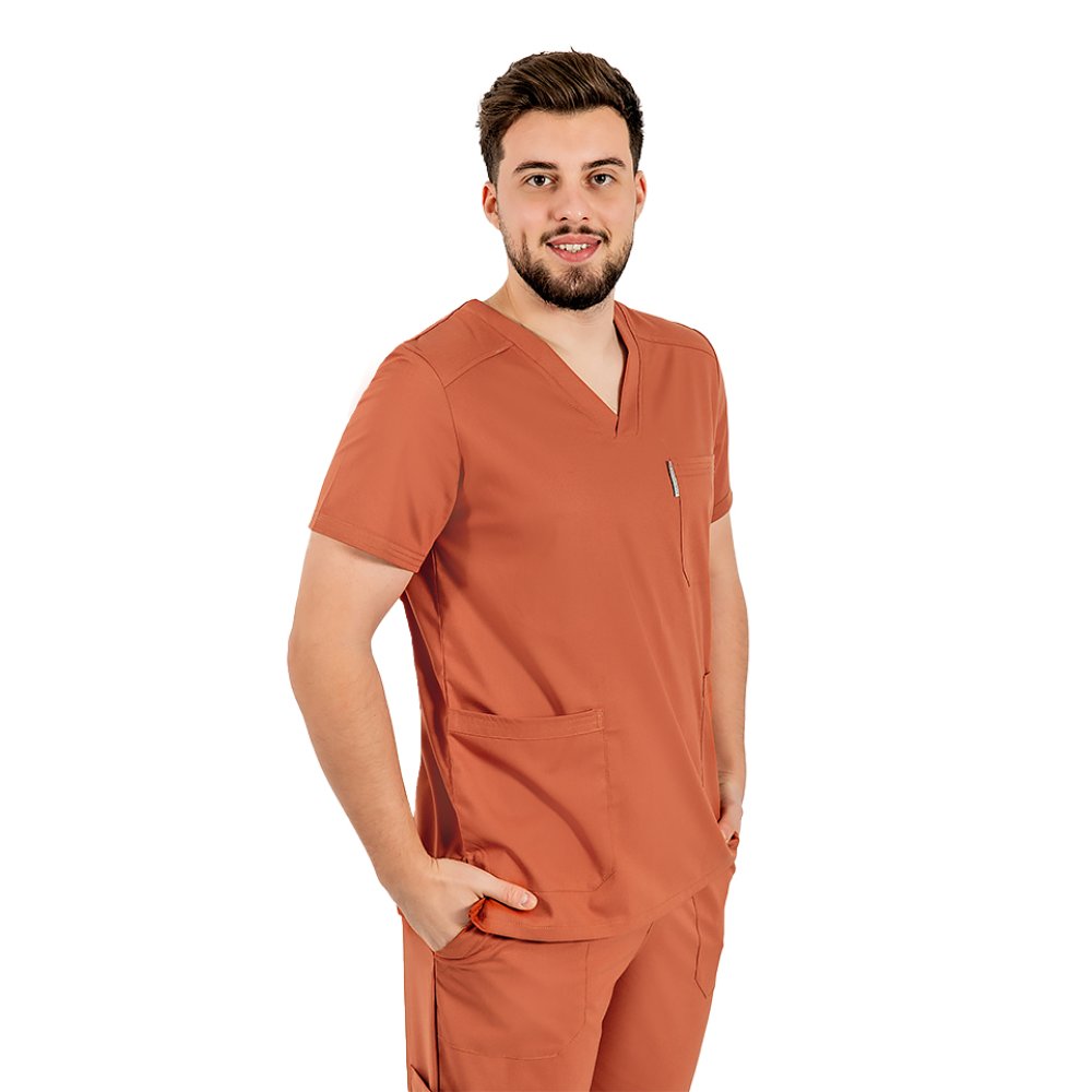 Męski karmelowy elastyczny kombinezon medyczny z bluzką z dekoltem w serek, ściągaczem i spodniami ze ściągaczem