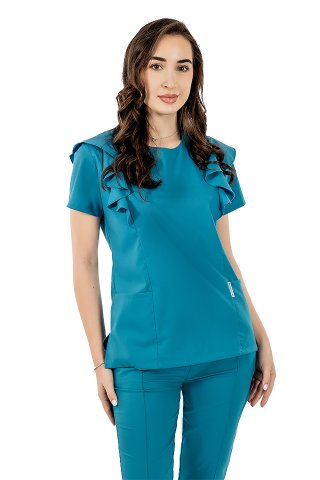 Kombinezon medyczny Cristina, rozciągliwy, w kolorze aqua, z falbaniastą bluzką oraz ściągaczami i elastycznymi spodniami