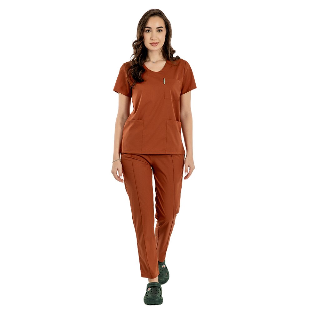 Karmelowy elastyczny kombinezon medyczny z bluzką z dekoltem w serek, ściągaczem i spodniami z elastycznej gumki