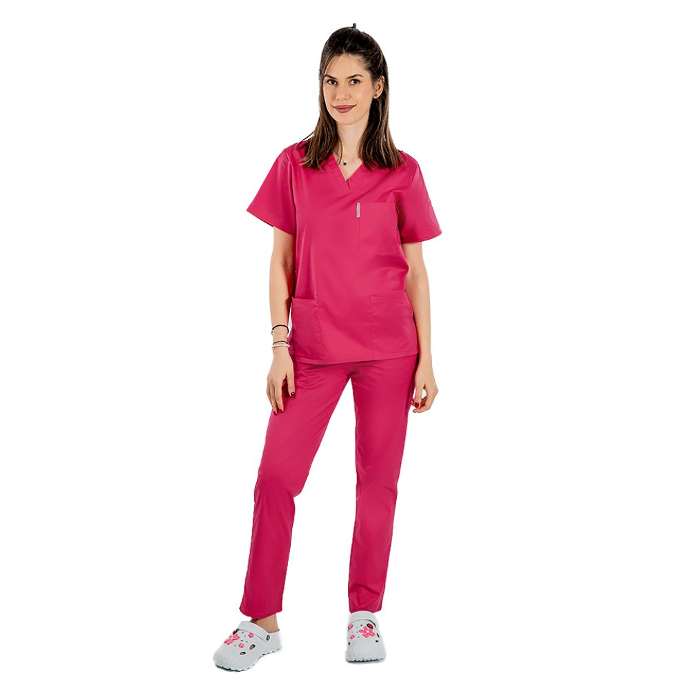 Kombinezon medyczny z cyklamenu, bluzka z dekoltem w szpic, trzy kieszenie i elastyczne spodnie