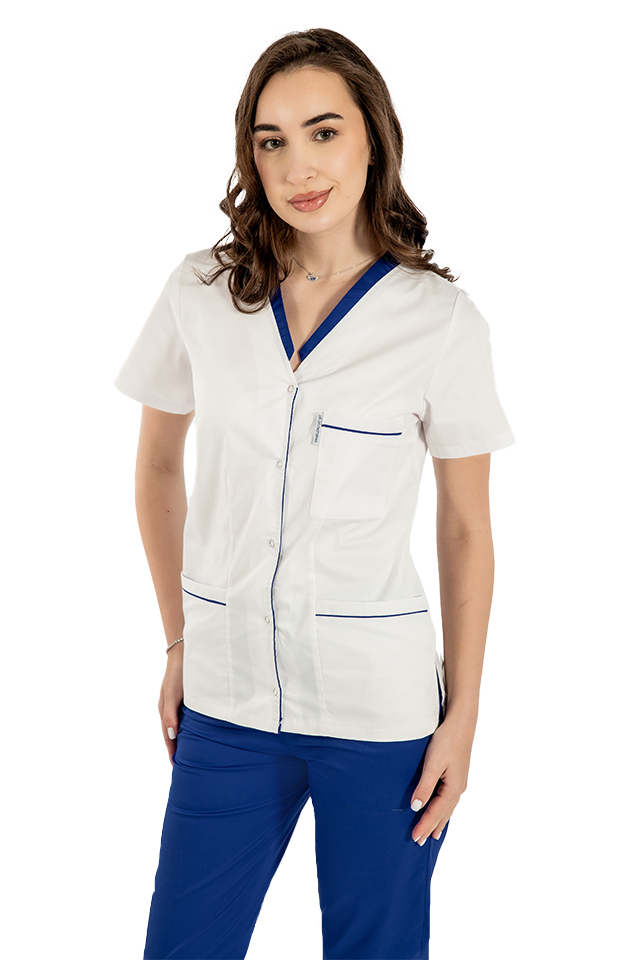 Biały fartuch medyczny z elastanu z niebieską lamówką, zatrzaskami i trzema kieszeniami naszywanymi