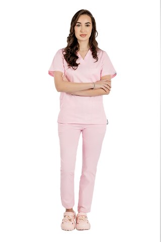 Jasnoróżowy kombinezon medyczny z elastanu składający się z bluzki z dekoltem w serek i spodni ze ściągaczem