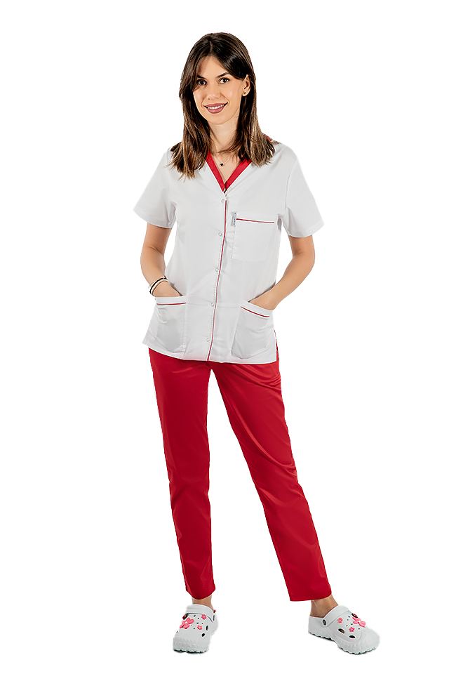 Kombinezon medyczny z elastanem składający się z białej bluzki z czerwoną lamówką i czerwonych spodni z gumką..