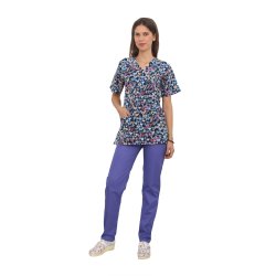 Kombinezon medyczny w serca, bluza z nadrukiem i fioletowe spodnie z gumką