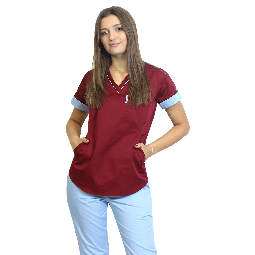 Kombinezon medyczny składający się z bordowej bluzki z niebieskim paspolem i spodniami, model Amani