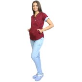 Kombinezon medyczny składający się z bordowej bluzki z niebieskim paspolem i spodniami, model Amani..