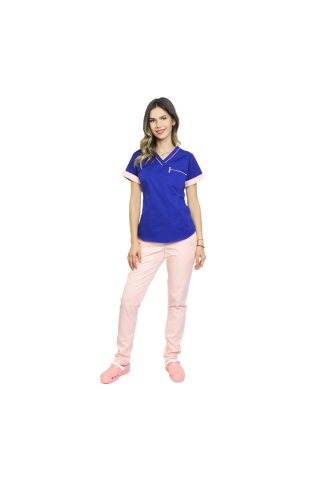 Kombinezon medyczny składający się z niebieskiej bluzki z brzoskwiniowym paspolem i spodniami, model Amani
