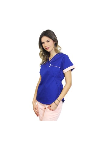 Kombinezon medyczny składający się z niebieskiej bluzki z brzoskwiniowym paspolem i spodniami, model Amani