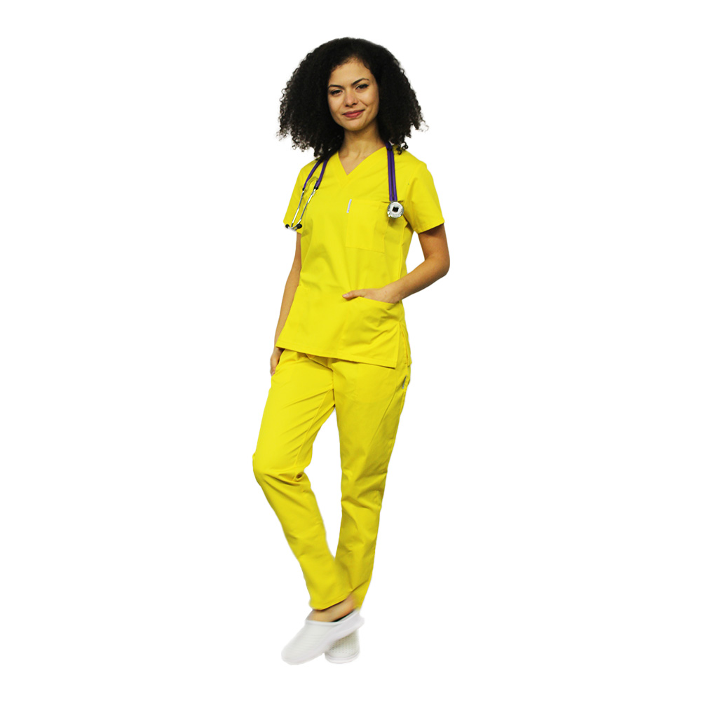 Żółty kombinezon medyczny, bluzka z dekoltem w serek, trzy kieszenie i elastyczne spodnie.