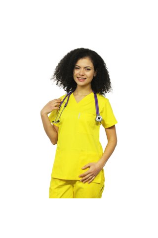 Żółty kombinezon medyczny, bluzka z dekoltem w serek, trzy kieszenie i elastyczne spodnie.