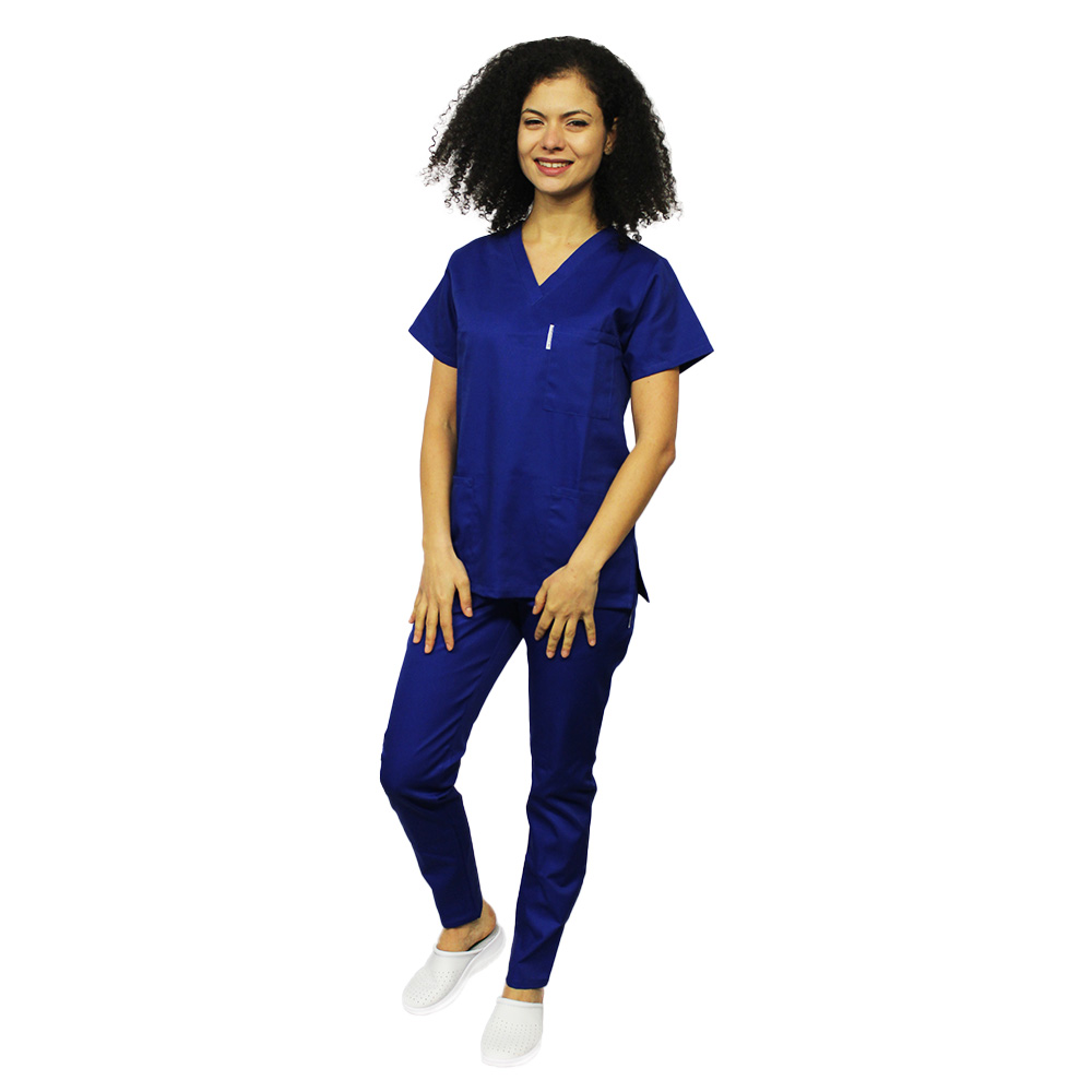 Niebieski kombinezon medyczny, bluzka z dekoltem w serek, trzy kieszenie i elastyczne spodnie.