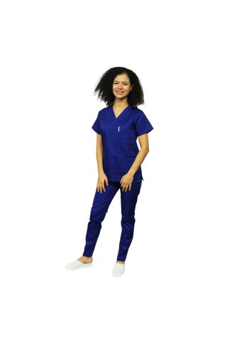 Niebieski kombinezon do czyszczenia, bluzka z dekoltem w serek, trzy kieszenie i elastyczne spodnie.