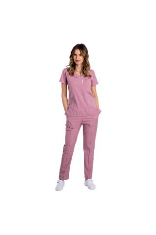 Kombinezon medyczny ze stretchem w kolorze pudrowego różu z bluzką z dekoltem w szpic i spodniami ze ściągaczem i gumką