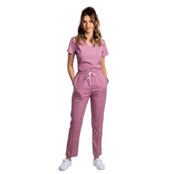 Kombinezon medyczny ze stretchem w kolorze pudrowego różu z bluzką z dekoltem w szpic i spodniami ze ściągaczem i gumką