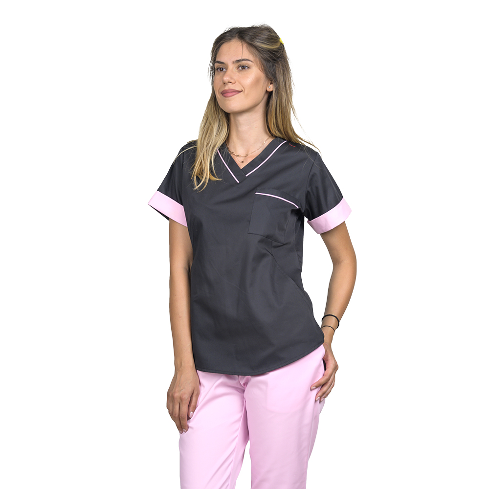 Kombinezon medyczny składający się z czarnej bluzki z paspolem i jasnoróżowych spodni, model Amani