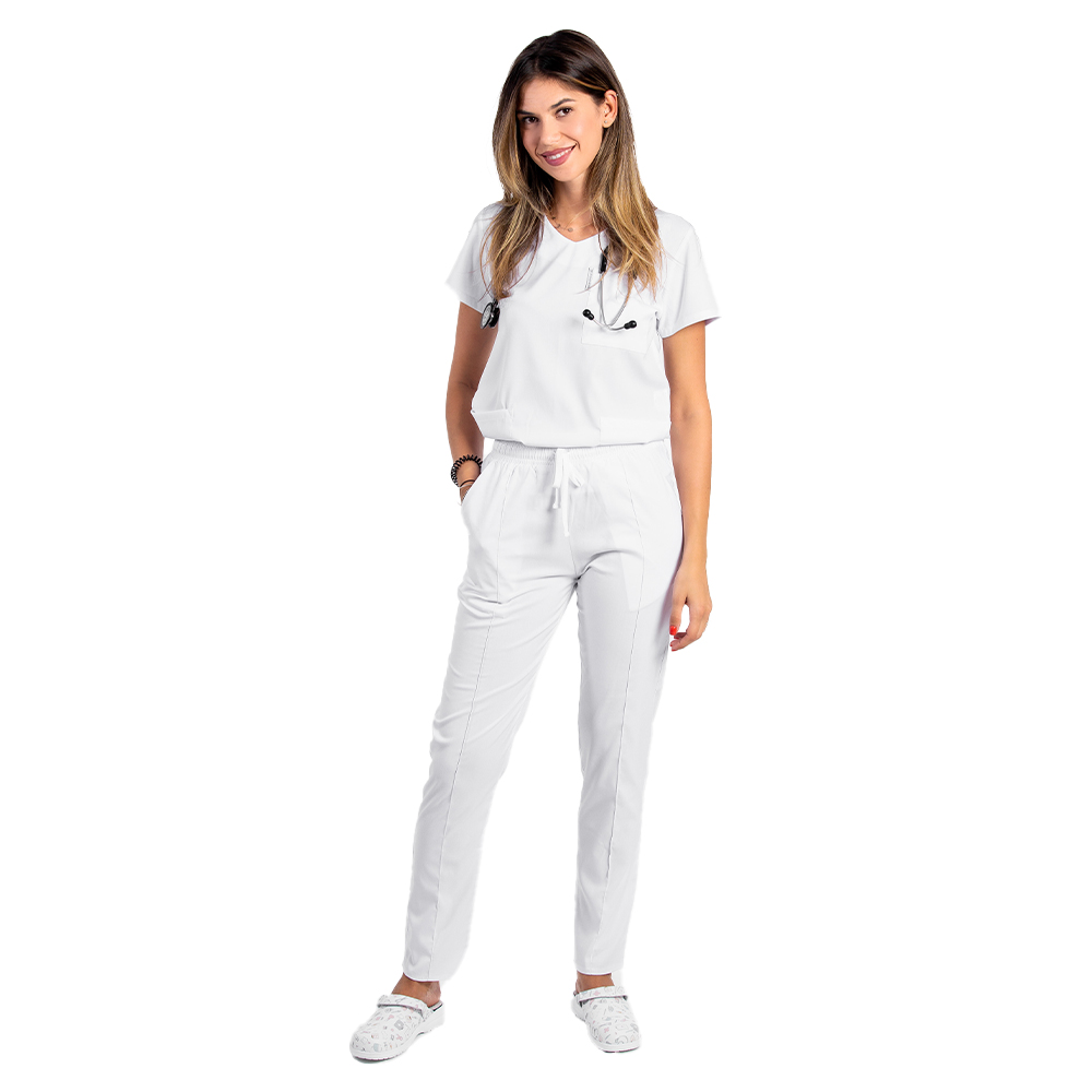 Biały, elastyczny kombinezon medyczny z bluzką z dekoltem w szpic i spodniami ze ściągaczem i gumką