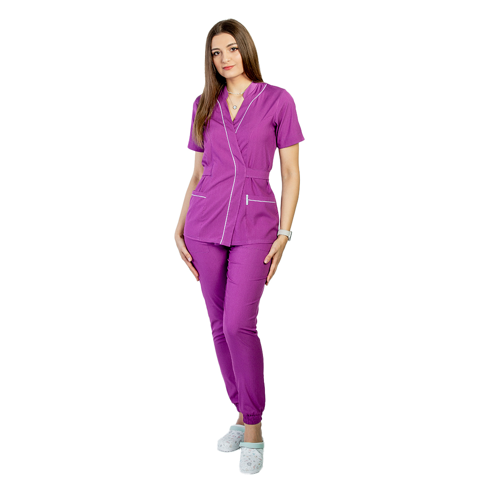 Kombinezon medyczny ze stretchu w kolorze magenta, składający się z bluzki kimonowej z białą lamówką i spodniami typu jogger