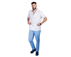 Biały męski kombinezon medyczny z niebieską lamówką, kołnierzem z klapami i zapięciem na guziki oraz niebieskimi spodniami
