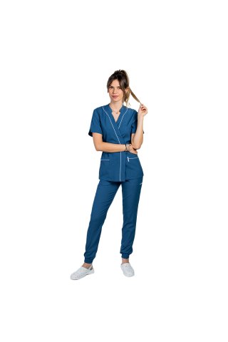Kombinezon medyczny z dżinsów ze stretchem, białą bluzką typu kimono z lamówką i spodniami typu jogger