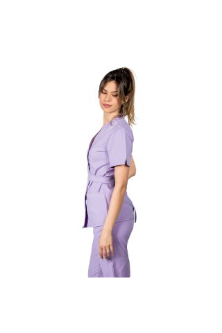 Liliowy kombinezon medyczny ze stretchem, bluzką typu kimono z białą lamówką i spodniami typu jogger