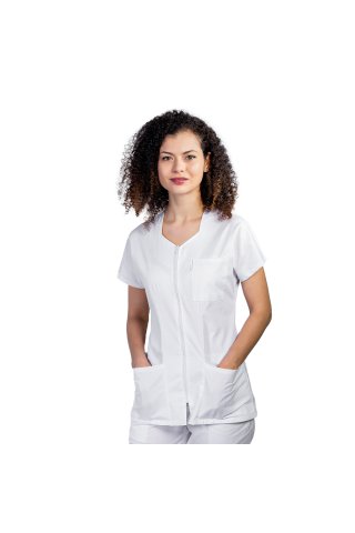 Biały kombinezon medyczny z wysklepioną bluzką zapinaną na zamek, trzema nakładanymi kieszeniami i białymi spodniami z gumką