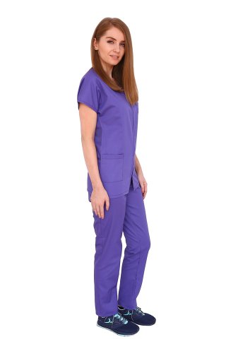 Fioletowy kombinezon medyczny, bluza typu camber zapinana na zamek, trzy kieszenie i spodnie z gumką