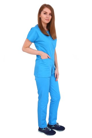 Kombinezon medyczny w kolorze turkusowym, bluza typu camber zapinana na zamek, trzy kieszenie i spodnie z gumką